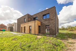 <p><span>In Ramsel staat een recente lage-energiewoning te koop, gebouwd op een perceel van 5a 27ca. Dankzij een E-peil onder 10 voldoet deze woning aan de strengste normen inzake energiezuinigheid.</span></p><p><span>Het gelijkvloers is ontworpen met oog voor ruimte en licht. De leefruimte profiteert van grote ramen die een aangename sfeer creëren. De open keuken vormt het centrale punt van het huis, voorzien van heel wat opbergmogelijkheden, moderne inbouwtoestellen en een praktisch kookeiland.</span></p><p><span>Aansluitend vindt u een ruime berging die bijzonder handig is voor wasmachine, droogkast of extra apparaten zoals een diepvries.</span></p><p><span>Op de verdieping zijn drie comfortabele slaapkamers aanwezig, stuk voor stuk royaal van formaat. De badkamer combineert stijl en gebruiksgemak met een ligbad, een aparte douche en een dubbele wastafel. Toiletten zijn afzonderlijk geplaatst, zowel beneden als boven.</span></p><p><span>Voornaamste voorzieningen en afwerking:</span></p><ul><li><span>Warmtepomp met vloerverwarming en koeling</span></li><li><span>Zonnepanelen met thuisbatterij (thuisbatterij optioneel)</span></li><li><span>Voorziening voor elektrische wagen (EV-laadpunt) (optioneel)</span></li><li><span>Regenwaterrecuperatie en ventilatiesysteem</span></li><li><span>Kwalitatieve afwerking </span></li></ul><p><span>Wie liever zelf de afwerkingskeuzes maakt, kan de woning ook in casco-staat aankopen aan </span><span>318.900 euro</span><span>.</span></p><p><span>De vermelde prijs is exclusief btw, registratie, notariskosten en nutsvoorzieningen.</span></p><p><span>Wilt u deze woning beter leren kennen? Bel </span><span>016 15 31 15</span><span> of mail </span><span>info@immolivit.be</span><span> en plan vrijblijvend een bezoek.</span></p>