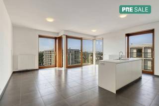 Dit recent hoekappartement (96m²) te koop in Waregem is gelegen in de Residentie Boekerij. Het appartement beschikt over twee kamers en een terras met prachtig uitzicht op het Boekenplein. Het appartement omvat tevens een ondergrondse parkeerplaats en een praktische berging. <br /><br />INDELING<br /><br />Inkomhal - apart gastentoilet - lichtrijke leefruimte met open ingerichte keuken (spoelbak, oven, kookplaten met dampkap, koelkast en vaatwasmachine) - aparte berging (aansluiting wasmachine/droogkast)- terras met uitzicht op het plein aan de bibliotheek - slaapkamer 1 - slaapkamer 2 - badkamer (toilet, inloopdouche en badkamermeubel)<br /><br />* ondergrondse autostaanplaats en kelderberging (5,5m²) verplicht aan te kopen €25.000<br /><br />ALGEMENE INFO<br /><br />- CV gas<br />- Dubbele beglazing (houten ramen)<br />- Rolstoeltoegankelijk<br />- 4e verdieping<br />- Fietsenstalling<br /><br />TROEVEN<br /><br />- Recent appartement<br />- Toplocatie<br />- Prachtig uitzicht<br /><br />Deze AI-visualisaties zijn bedoeld als inspiratie. Er werd geen rekening gehouden met technische specificaties, stedenbouwkundige voorschriften of de concrete mogelijkheden tot realisatie.<br /><br /><br /><br />Bestuursmaatregelen in het maatregelenregister: nee