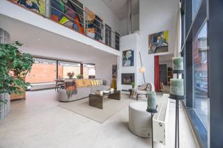 RUIME EN LICHTRIJKE STADSWONING MET ZONOVERGOTEN RUIMTES<br />In de Fortuinstraat 14 bevindt zich deze bijzondere stadwoning met een uitzonderlijk volume en een overvloed aan natuurlijk licht. Oorspronkelijk bewoond door een kunstenaar, ademt deze woning creativiteit en openheid, met ruimtes die zich perfect lenen voor uiteenlopende invullingen. De ligging is bijzonder interessant, vlakbij het station, het Maria Hendrikapark en de Mercator.<br />Wat meteen opvalt zijn de grote raampartijen en de gunstige zonoriëntatie, waardoor de woning de hele dag baadt in het licht en een bijzonder aangename sfeer creëert.<br />Op het gelijkvloers vindt u een indrukwekkende open ruimte die momenteel dienst deed als expositieruimte. Dankzij de grootte en toegankelijkheid kan deze verdieping moeiteloos worden ingericht als garage, opslagruimte, praktijkruimte of atelier.<br />De eerste verdieping vormt het hart van de woning met een ruime en lichtrijke leefruimte die uitgeeft op een groot terras. Aansluitend bevindt zich de keuken. Verder zijn er op deze verdieping een afzonderlijk toilet, een praktische berging en een extra ruimte die perfect kan dienen als bureau of atelier.<br />Op de tweede verdieping bevinden zich drie volwaardige slaapkamers en een badkamer.<br />De woning onderscheidt zich door haar volumes, flexibiliteit, de uitzonderlijke lichtinval en de centrale ligging.
<ul>
<li>Bewoonbare oppervlakte: 315 m² + terrassen</li>
<li>EPC: 290 kWh/m² (label C)</li>
<li>Verwarming: aardgas</li>
</ul>