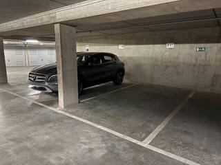 Emplacement de parking couvert et souterrain<br />Situé au niveau -2<br />Situation centrale, à proximité de la mer<br />Emplacement de parking n° 37<br />Dimensions : 4,90 m de profondeur × 2,50 m de largeur<br />Hauteur libre : 2,16 m<br />Possibilité d’acquérir également l’emplacement de parking adjacent n° 38