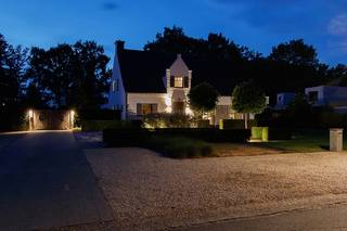 <p><strong>Prachtige, statige villa op een perceel van maar liefst 31 aren 43 centiaren in de groene omgeving 'Berkenveld', op fietsafstand van het Hasseltse stadscentrum! </strong><br /><br /><strong><u>TROEVEN</u></strong>: <br />- Rustige locatie in één van de meest geliefde Hasseltse buurten <br />- Exclusieve, luxueuze woonomgeving<br />- Goede verbinding naar Hasselt-centrum, Genk, Zonhoven, ... via invalswegen, de E313 en de E314 <br />- Op fietsafstand van natuurdomeinen Kiewit en Bokrijk <br />- Corda-campus op fietsafstand en slechts 2 minuten met de auto<br />- EPC label héél makkelijk te optimaliseren door extra dakisolatie, vraag gerust naar de simulaties! <br />- Elektriciteit conform gekeurd tot 2043 <br />- Minutieus onderhouden en afgewerkt met topmaterialen <br />- De woning werd gelijkvloers volledig voorzien op mindervaliden en/of ouderen<br />- Prachtig aangelegde tuin met automatisch beregeningssysteem<br />- Riant perceel van maar liefst 31 aren 43 centiaren <br />- Voldoende parkeergelegenheid rondom de woning en in de inpandige garage <br /><br /><strong>Locatie</strong> - Landelijke charme, hedendaags comfort en een praktische indeling komen perfect samen in deze instapklare villa. Het geheel werd met oog voor kwaliteit en detail afgewerkt en biedt royale leefruimtes die perfect aansluiten bij de wensen van een modern gezin.<br />De woning is gelegen op een perceel van ruim 31 aren in de exclusieve wijk Berkenveld, een groene en rustige buurt die bekendstaat om haar ruime percelen, statige villa’s en prachtige lanen. Hier woont u in alle privacy, omgeven door natuur, terwijl het centrum van Hasselt, de E313, E314 en de belangrijkste invalswegen zich op slechts enkele minuten van uw voordeur bevinden. De combinatie van rust, ruimte, bereikbaarheid en een kindvriendelijke woonomgeving maakt deze locatie tot één van de meest gegeerde op Hasselts grondgebied. Ook natuurliefhebbers halen hier hun hart op: behalve de groene buurt waarin u woont, bevinden ook natuurdomeinen Kiewit en Bokrijk zich op fietsafstand. Talloze mogelijkheden om heerlijk te genieten. <br /><br /><strong>Indeling</strong> - Het hart van de woning wordt gevormd door de sfeervolle leefruimtes, dankzij de riante woonkamer, de gezellige eethoek en de stijlvolle keuken, die naadloos in elkaar overvloeien. Van hieruit heb je een perfect zicht op zowel de voor- als de achtertuin. Verder is de woning praktisch ingedeeld, met gelijkvloers een ruime inkomhal, vestiaire, gastentoilet, technische ruimte en inpandige garage die parkeergelegenheid biedt voor 2 wagens. Eén van de grote troeven van de woning bevindt zich ook op de gelijkvloerse verdieping: een polyvalente ruimte, die momenteel dienstdoet als thuiswerkbureel, met aansluitend een wasplaats en een geïnstalleerde douche. Deze ruimte leent zich perfect voor een vrij beroep, als vierde slaapkamer of als extra leefruimte voor een inwonende ouder. Ook voor wie graag volledig gelijkvloers wenst te wonen, kijkt hier naar een instapklare opportuniteit. <br /><br />Op de verdieping bevinden zich drie volwaardige slaapkamers. De royale master bedroom beschikt over een stijlvolle doorloopdressing en een eigen badkamer, waardoor een luxueuze privésuite ontstaat. Daarnaast zijn er nog een ruime slaapkamer en een kinderkamer.<br /><br />Deze villa combineert de tijdloze uitstraling van een landelijke architectuur met een hoogwaardige afwerking, praktische indeling en hedendaags wooncomfort. Een instapklare gezinswoning waar ruimte, een aangename woonervaring en kwaliteit centraal staan, in één van de meest feeërieke omgevingen van Hasselt. <br /><br />Graag een bezoek aan deze unieke woonst? Laat uw gegevens achter en Koen contacteert u met veel plezier! </p>