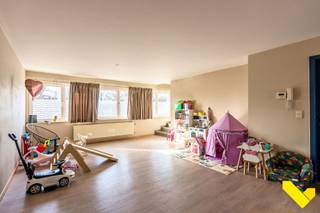 Zeer ruim duplex-appartement in hartje Meerhout. <br /><br />Bent u op zoek naar een groot appartement met ruimte, comfort én een uitstekende ligging? Dit interessant duplex appartement van maar liefst 117 m² combineert licht, leefruimte en functionaliteit op een unieke manier.<br /><br />Via de trap bereiken we het appartement op de eerste verdieping. Op dit verdiep vinden we een apart toilet, berging, grote leefruimte met open keuken en de trap naar de 2de verdieping. Aan de keuken is er toegang tot het omvangrijke terras van +- 30 m². <br />Op de tweede verdieping beschikt deze duplex over 2 volwaardige slaapkamers en een uitgeruste badkamer met tweede toilet. <br /><br />Gelegen op een uitstekende locatie te hartje Meerhout met winkels, openbaar vervoer, horeca en scholen op wandelafstand.<br /><br />Deze eigendom is ook uitermate geschikt als investering. <br /><br />Troeven: <br />- Zeer gunstige EPC-score<br />- Geldige elektriciteitskeuring tot 2051! <br />- Aparte privé-inkom<br />- Groot terras<br />- Zeer veel ruimte en een huiselijk gevoel<br /><br />Wacht niet langer en plan uw bezoek via info@immovl.be of het nummer 014 58 02 08.