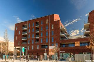 We Invest Liège vous présente « Gastronomia », projet immobilier prenant place au cœur de Seraing, endroit stratégique permettant de bénéficier de tout le confort et des facilités de la ville tout en offrant un cadre de vie agréable et qualitatif convenant aussi bien aux jeunes travailleurs qu’aux retraités. Répartis en 3 résidences de 4 et 5 étages, cette résidence comporte des unités allant du studio à des appartements 3 chambres qui permettront de répondre aux désiderata de chacun et allie patrimoine industriel du passé avec modernité. Gastronomia ce sont : 93 appartements neufs tout confort et aux finitions de qualité, un food market, des espaces de bureaux et des zones dédiées aux loisirs et aux rencontres. Venez découvrir tout ce que Gastronomia a à vous offrir en visitant notre appartement témoin.