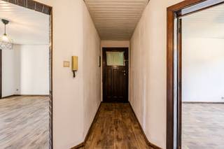 [[ DIT PAND NEEMT DEEL AAN DE ERA OPEN HUIZEN DAG OP 19/9 VAN 11:00 TOT 12:00 ]]
<p>Dit appartement in Zaventem combineert een centrale ligging met praktische troeven en aangename leefruimtes. Gelegen nabij openbaar vervoer en belangrijke invalswegen geniet je hier van een vlotte bereikbaarheid in een levendige omgeving. De ruime woonkamer en aparte keuken zorgen voor een comfortabele indeling, terwijl de tuin een aangename buitenruimte biedt om tot rust te komen. Dankzij de garage en extra staanplaats beschik je bovendien over heel wat parkeermogelijkheden in het centrum van Zaventem. <br /><br /><u><strong>Belangrijkste ruimtes:</strong></u><br />• Woonkamer (29,9 m²) met aangename leefruimte en veel mogelijkheden<br />• Keuken (10,1 m²) met praktische indeling<br />• Slaapkamer (13,1 m²) met comfortabele oppervlakte<br />• Slaapkamer (12,8 m²) geschikt als kinder-, logeer- of bureauruimte<br />• Badkamer (6,3 m²)<br />• Inkomhal (7,3 m²)<br />• Berging (7,5 m²) voor extra opslagruimte<br />• Berging (12,9 m²) met tal van mogelijkheden<br />• Tuin voor ontspanning in alle rust<br />• Garage en private staanplaats<br />• Zolder (17,5 m²) als extra bergruimte<br /><br /><u><strong>Troeven:</strong></u><br />• EPC-label C<br />• Tuin, garage én staanplaats<br />• Centrale ligging in centrum Zaventem nabij openbaar vervoer en invalswegen<br /><br />Meer informatie of een bezoek met Joery Van De Gucht? Contacteer ons via +3223351115<br />JOUW DROOMAPPARTEMENT. ZO GEVONDEN!</p>