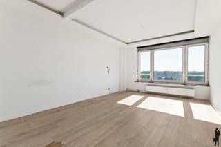 Welkom in dit recent gerenoveerde appartement op de 10de verdieping, waar comfort en locatie samenkomen. Gelegen op de grens van stad en...