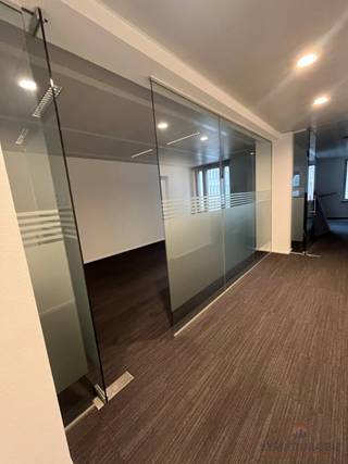 Instapklare kantoren te huur in het hart van de Europese wijk. De kantoren hebben een uitstekende ligging ten opzichte van de Europese instanties, het Luxemburgplein en diverse restaurants/bars. Het gebouw is verder efficiënt bereikbaar per auto alsook per metro (Maalbeek) en per trein (Brussel-Luxemburg & Brussel-Schuman).<br /><br />Parking beschikbaar: 1 per verdieping à €1.650<br /><br />