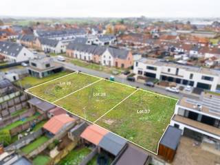 In een nieuwe, autoluwe straat, bereikbaar vanaf de Bedevaartstraat in Tielt, is dit perceel op LOT 39 beschikbaar voor het bouwen van een villa op maat. Het perceel is 467 m² groot en biedt dus ruimte om een mooie eigen stek te creëren. Woonproject De Weverij is een gloednieuwe woonwijk, dicht bij het station. Deze buurt valt op door zijn rustige karakter, hoge veiligheid en optimaal leefcomfort. De perfecte locatie voor jong en oud.<br /><br /><strong>Deze bouwgrond komt in aanmerking om een alleenstaande woning op maat op te zetten aan het verlaagde btw-tarief van 6% in plaats van 21%!</strong> Wij nemen de bouw van de woning uit jouw handen en leveren u een instapklare thuis af.<br /><br />Het ontwerp, de indeling en de afwerking van de nieuwbouwvilla’s op deze bouwgronden bepaal jij zelf. Qua architectuur streven we hier naar een moderne vormgeving met een strak lijnenspel en enkele opvallende gevelaccenten. Binnen in de nieuwbouwwoning vertaalt dat zich naar een optimaal ruimtegebruik en een maximale lichtinval door te werken met grote raampartijen. Dumobil gaat aan de slag met jouw architect of een van zijn partners. Je nieuwbouwvilla wordt uitgerust met een warmtepomp, idealiter in combinatie met vloerverwarming. Zo zet je maximaal in op energie-efficiëntie en verwarm of koel je jouw woning op een zuinige manier.<br /><br />De voorbeeldwoningen hier voorgesteld zijn enkel ter illustratie, het ontwerp kan volledig worden aangepast naar uw persoonlijke wensen en smaak.<br /><br />De getoonde verkoopprijs is exclusief kosten waaronder btw, aktekosten, registratierechten,... We bespreken met plezier de mogelijkheden en bezorgen een transparante al-inprijs.<br />Contacteer ons voor meer informatie: 051/40.10.12 | info@dumobil.be | www.dumobil.be/nl/villabouw/bouwgronden/bouwgrond-villabouw-tielt