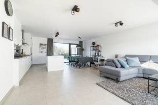 Deze woning is gelegen nabij het centrum van Zele. <br />Vlot bereikbaar en op fiets- en wandelafstand van openbaar vervoer/station Zele, de markt, winkels en scholen. <br />Indeling: Ruime woonkamer met open keuken met aangrenzend groot terras. Berging, 3 slaapkamers, badkamer met ligbad en inloopdouche. Op het gelijkvloers is er ook nog een berging. Autostaanplaats overdekt met carport. <br />E-peil: 30<br /><br />Huurprijs: €1100/maand + €50 vaste kosten<br />Vrij vanaf: 01/09/2026