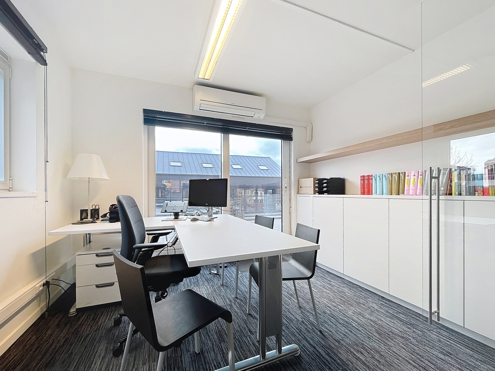 Duplex-kantoorruimte met 6/9 werkplekken in dienstencentrum. - foto 5