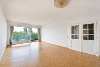 Op zoek naar een ruim en goed gelegen appartement in Sint-Niklaas? Dit appartement biedt met zijn 3 slaapkamers, ruime leefruimte en ondergrondse garage een mooie combinatie van comfort en praktische troeven. Het appartement verkeert in goede staat en beschikt bovendien over een gunstig EPC, waardoor je meteen comfortabel en energiezuinig kunt wonen. Ook de ligging is een grote troef: vlakbij de E17 en verschillende belangrijke invalswegen, terwijl het centrum van Sint-Niklaas op fietsafstand ligt. Een ideale opportuniteit voor eigen bewoning of als interessante investering.