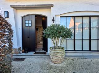 <p>Deze uitzonderlijke <strong>vrijstaande villa</strong> belichaamt verfijnde landelijke luxe en authentiek vakmanschap. Elk detail werd met zorg gekozen, waarbij karaktervolle materialen harmonieus samengaan met hedendaags comfort en elegante <strong>steel-look ramen</strong>.</p>
<p>De woning verwelkomt u via een statige inkomhal met <strong>gastentoilet</strong>, een <strong>prachtige trap</strong> en een ambachtelijk <strong>smeedijzeren leuning</strong>. Een indrukwekkende klassevolle <strong>g</strong><strong>ebogen deur</strong> leidt naar de royale leefruimte, waar sfeer en licht centraal staan. Vanuit de leefruimte geniet u van een open zicht op het <strong>achtergelegen terras en de tuin</strong>, terwijl de <strong>Zweedse kachel</strong> zorgt voor een warme, uitnodigende ambiance op gezellige winteravonden.</p>
<p>De aangrenzende bureauruimte en volledig <strong>geïnstalleerde leefkeuken</strong> is zowel functioneel als stijlvol en biedt een aangenaam zicht op de <strong>voortuin</strong> – een ideale plek voor wie gastronomie en gezelligheid weet te waarderen.</p>
<p>Op de eerste verdieping bevindt zich een <strong>luxueuze badkamer</strong>, afgewerkt met zorgvuldig geselecteerde, waardevolle materialen en voorzien van een <strong>inloopdouche, ligbad, lavabo, designtoilet en radiator</strong>. Verder beschikt deze verdieping over <strong>twee ruime slaapkamers</strong> en een <strong>volledig ingerichte dressing</strong> die aanvoelt als een private suite.</p>
<p>Een vaste trap leidt naar de <strong>zolder</strong>, die kan worden ingericht naar eigen believen. Deze zolders zijn <strong>volledig geïsoleerd</strong>.</p>
<p>Aan comfort en functionaliteit geen gebrek: de woning beschikt over een <strong>grote garage met wasruimte</strong>, toegankelijk via het terras, evenals een <strong>droge kelder</strong> die dienstdoet als berging en <strong>cv-ruimte</strong>.</p>
<p><strong>Uitzonderlijke meerwaarde:</strong></p>
<p>Er werd reeds een <strong>vergunning afgeleverd voor een royale achterbouw met verdieping</strong>, waardoor 68 m2 extra leefruimte kan worden gecreëerd indien gewenst. Deze uitbreiding kan <strong>naadloos worden geïntegreerd met de bestaande leefkeuken</strong>, en de <strong>vloerplaat is reeds voorzien</strong>, wat het uitbreidingsproject aanzienlijk vereenvoudigt.<br /><strong>Verwarming</strong> is bedienbaar via <strong>domotica.</strong><br />Alle<strong> raamdecoratie en verlichtingsarmaturen (dimbaar) zijn inclusief de vraagprijs.</strong></p>
<p>Deze villa is een <strong>zeldzaam aanbod</strong> voor wie op zoek is naar rust, ruimte en klasse, met de flexibiliteit om de woning verder te laten meegroeien met uw levensstijl.<br />Bij interesse: Kristien: 0475 496218<br /><br /></p>