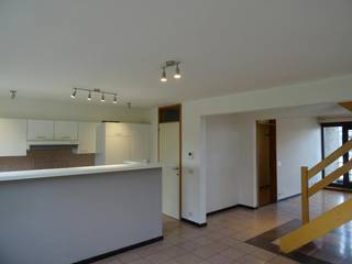 Ruim 3 slaapkamer appartement gelegen in een rustige doodlopende straat dicht bij het station, school en het centrum van  Aalter.<br /><br />Op de eerste verdieping vinden we een ruime inkom, toilet, woonruimte met ingerichte keuken en een berging .<br /><br />Op de verdieping bevinden zich  3 slaapkamers 2 badkamers  ( 1 douchekamer/toilet en 1 badkamer met bad).<br />Daarnaast is er een ruime zolder(9m²).<br /><br />Een gesloten garage en bijkomende carport zijn inbegrepen.<br /><br />Troeven: epc A, kleinschalig appartementsgebouw, zeer rustig gelegen met een mooi open zicht op groen, instapklaar met mogelijkheid om het interieur naar eigen smaak in te richten. Je hebt ook je eigen zonnepanelen op het dak.<br /><br />Plan je bezoekmoment in via www.dewaele.com<br /><br />De algemene voorwaarden van Dewaele DIY kunt u steeds raadplegen via dewaele.com.<br /><br />Bestuursmaatregelen in het maatregelenregister: nee