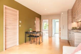 Welkom in de Jean Baptist Tassynsstraat 18 te Zwijndrecht.  <br />In het hart van onze gemeente vindt je op de <strong>tweede verdieping</strong> van dit gebouw een recent (2019) gerenoveerd appartement.<br /><br />In de ruime, gemeenschappelijke inkomhal is plaats om de fietsen te zetten.  Van hieruit is er ook toegang tot de kelderverdieping.<br /><br />De gemakkelijke trap brengt ons naar de tweede verdieping.<br />Op de overloop werden ingemaakte kasten geplaatst, je hebt immers nooit genoeg bergruimte.<br />De lichtrijke <strong>woonkamer</strong> van ca 23 m2 is gecombineerd met de ingebouwde <strong>keuken</strong>.  Deze is voorzien van een koelkast, diepvries, gasfornuis, dampkap, combi oven en een vaatwasmachine.<br /><br />De <strong>2 slaapkamers</strong> ( 7,5 en 13 m2) bevinden zich vooraan en achteraan.  De grootste kamer heeft een airco.<br />De <strong>badkamer</strong> is praktisch ingedeeld met een aparte <strong>toilet</strong>, inloopdouche, lavabomeubel en aansluiting voor wasmachine en droogkast.  <br />In de badkamer is een schuifraam voorzien.  Het is mogelijk aan de achterzijde van het gebouw een terras te laten plaatsen.<br /><br />Dit appartement is vrij vanaf huurder vanaf mei.<br /><br />Technisch:<br />- EPC:  153 kWh/m2jaar, label B<br />- GEEN Renovatieverplichting<br />- G-&amp;P-score: A &amp; A<br />- Wg, Gvv, Vg, Gmo, Gvkr<br /><br />Ben je voor jezelf op zoek of eerder als opbrengsteigendom?  Laat deze buitenkans niet aan je neus voorbij gaan en maak snel een afspraak!<br /> 