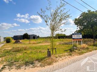 <p>Dit prachtig perceel bouwgrond (lot 1A + 1B) voor een open bebouwing van 846,84m2 is gelegen nabij het centrum van Broechem, met een landelijk en groen karakter. Preceelbreedte aan de straatzijde bedraagt 16,93m. Voor meer info: 0479/9 34 34 9 (Kristof)</p>
