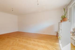 <p>Bezoek enkel mogelijk na aanmaken huurdersprofiel: <strong><u>https://onid.mijnhuurprofiel.be/property/e2598d0a-056c-4f58-b2b6-f3eddcf0ff23</u></strong></p><p><br /></p><p>In de gegeerde Tentoonstellingswijk vinden we dit ruime appartement terug. Dankzij de grote raampartijen en terrassen is hier aan natuurlijk licht geen gebrek. In de omgeving vinden we openbaar vervoer, winkels en scholen terug, kortom alles wat je nodig hebt binnen handbereik. De centrale ligging zorgt er ook voor dat je in een mum van tijd in centrum Antwerpen bent. Dit appartement combineert authentieke elementen (zoals glas in loodramen) met een vernieuwde afwerking dankzij de gerenoveerde keuken en badkamer. Troeven: 3 terrassen - authentieke elementen - lift aanwezig / Maandelijkse kosten: 200 euro inclusief voorschot gas en water</p>