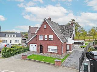 Deze charmante woning werd oorspronkelijk gebouwd in 1957 en is vrij rustig gelegen langs de Lindestraat te Nederzwalm-Hermelgem (Zwalm). Men...
