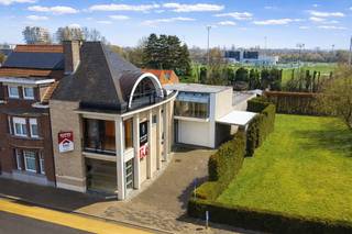 <strong>Deze prijs is een vanafprijs. U kan bieden vanaf dit bedrag. Elk bod wordt overgebracht aan de eigenaar.</strong><br /><br />Instapklare woning met atelier in centrum Waregem<br /><br />Op een steenworp van het centrum van Waregem en met een vlotte verbinding naar de E17 bevindt zich deze verrassend ruime en perfect onderhouden woning met een multifunctioneel atelier van ca. 170 m². Deze unieke eigendom is ideaal voor wie wonen en werken wil combineren onder één dak, zonder in te boeten op comfort of ruimte. Geschikt voor zelfstandigen, vrije beroepen, hobbyisten of gezinnen met nood aan extra werk- of opslagruimte.<br /><br />De woning is energiezuinig (EPC C) en uitgerust met moderne technieken zoals een lucht-water warmtepomp, zonneboiler en een regenwaterput van 10.000 liter. De elektriciteit is conform. Op het gelijkvloers geniet je van vloerverwarming in combinatie met een natuurstenen vloer, terwijl de slaapkamers afgewerkt zijn met kwalitatief parket.<br /><br />De indeling biedt vier volwaardige slaapkamers, drie toiletten en een volledig afgewerkte zolder. Op de eerste verdieping bevinden zich drie ruime slaapkamers, een badkamer met ligbad en douche, een apart toilet en een bureau- of hobbyruimte. De zolderverdieping is ingericht als vierde slaapkamer met extra toilet en kan ook perfect dienen als logeerkamer of thuiskantoor. Daarnaast is er een droge kelder voor extra opslag.<br /><br />Dankzij de rustige, residentiële ligging vlak bij het centrum en de uitstekende bereikbaarheid, combineert deze woning comfort, ruimte en functionaliteit op een unieke manier.<br /><br />Interesse? Contacteer Samya via 0475/61.10.11 en ontdek het potentieel van deze bijzondere eigendom.