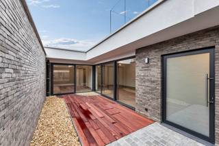 <p>Pour plus d’informations ou une visite, appelez le 054 69 39 37 - Situés dans un emplacement de premier choix à Geraardsbergen, ces 3 appartements neufs entièrement finis offrent un cadre de vie idéal. Les écoles, commerces, transports en commun et le centre de Geraardsbergen se trouvent à distance de marche.</p><p>L’appartement au rez-de-chaussée comprend un hall d’entrée, un séjour lumineux avec cuisine ouverte (entièrement équipée), un espace de rangement pratique, des toilettes séparées, une salle de bain (avec douche à l’italienne) et une chambre spacieuse.<br />L’appartement dispose également d’une très grande terrasse intérieure avec un accès direct depuis le séjour, ce qui permet de créer des espaces de vie et de repas particulièrement lumineux.</p><p>Les plans de construction ou toute information complémentaire peuvent être obtenus à notre bureau.</p><p>Les appartements sont entièrement finis et prêts à emménager – Chauffage par le sol – Panneaux solaires – Emplacement de premier choix !</p><p><em>Le prix mentionné dans l’annonce est hors TVA et frais.<br />Possibilité d’achat avec TVA à 6 % !</em></p>