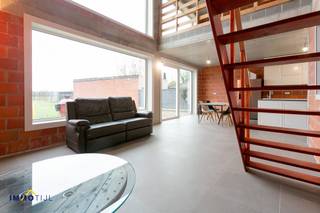 <p><strong>Nieuwbouwwoning op 10 are met open zicht op de velden – Lebbeke<br /><br /></strong>Op zoek naar een nieuwbouwwoning die je nog volledig naar eigen smaak kan afwerken? Deze unieke en architecturale woning in Lebbeke ligt op een ruim perceel van maar liefst 10 are en geniet van een prachtig, open zicht op de omliggende velden!<br /><br />De woning is <strong>structureel en technisch volledig in orde</strong>. Alle belangrijke werken en technieken zijn reeds uitgevoerd, waardoor je zonder zorgen kan starten met de verdere afwerking volgens jouw eigen stijl en voorkeuren. Wat nog dient afgewerkt te worden, ontdek je duidelijk via de <strong>foto’s en de virtuele Matterport-tour </strong>--> Virtuele toer (https://my.matterport.com/show/?m=oB4NsYvDBct).<br /><br />Wat meteen in het oog springt, is de <strong>zeer grote garage</strong>, die tal van mogelijkheden biedt:<strong> de mogelijkheid tot een autolift</strong> (voor de liefhebbers) extra opslagruimte, hobbyruimte, werkplaats of zelfs een combinatie van functies.<br /><br />Daarnaast beschikt de woning reeds over:</p>
<ul>
<li>een <strong>volledig geïnstalleerde keuken</strong></li>
<li>een <strong>volledig afgewerkte badkamer</strong></li>
</ul>
<p>Deze woning is uitermate geschikt voor wie op zoek is naar een <strong>nieuwbouwwoning met potentieel</strong>, op een toplocatie, en met de vrijheid om de laatste afwerkingen volledig naar eigen wensen in te vullen. Verdere mogelijkheden worden graag toegelicht tijdens een bezoek.<br /><br />🏗️ <strong>EPB-wetgeving van toepassing</strong><br />📝 <strong>Verkoop onder het registratierecht</strong> (geen btw).<br />👉 <strong>Kijk alvast binnenin:</strong> Virtuele toer (https://my.matterport.com/show/?m=oB4NsYvDBct)<br />📞 <strong>Meer info &amp; bezoeken:</strong> 052 690 691 – bert@immotijl.be</p>