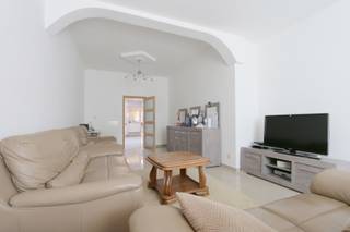 <b>RUIME RIJWONING </b>met <strong>4 slaapkamers</strong> en <strong>2 livings</strong>, voorzien van<strong> meerdere badkamers,</strong> een <strong>gezellige stadstuin</strong>, centraal gelegen in de <strong>stadsrand</strong>, uitstekend bereikbaar en met alles op <strong>wandelafstand</strong>. <br /><br /><strong>RUIME KAMERS en EEN EXTRA ZOLDERVERDIEPING</strong> <br /><br />Een interessante woning met 2 verdiepingen waarbij er op elke verdieping 2 slaapkamers en een badkamer zijn voorzien. Dit maakt het dan ook een zeer geschikte woning voor een groot gezin.<br /><br /><strong>GARAGE</strong><br /><br />De woning heeft geen garage maar u kan een garagebox huren aan 50 € per maand, gelegen op enkele passen van de woning.<br /><br /><strong>GELIJKVLOERS</strong><br /><br />- inkomhal<br />- ruime living<br />- grote eetkeuken<br />- tweede living of veranda <br />- overdekt terras <br />- ruime tuin met berging<br />- badkamer voorzien van wc, lavabo met spiegelkast en verwarming<br />- kelder<br /><br /><strong>EERSTE VERDIEPING<br /></strong><br />- nachthal <br />- badkamer voorzien van WC, douche en lavabo<br />- 2 ruime slaapkamers<br /><br /><strong>ZOLDERVERDIEPING</strong><br /><br />- nachthal <br />- badkamer voorzien van WC en lavabo met spiegelkast en verwarming<br />- 2 slaapkamers met veluxramen<br /><br /><strong>Voor meer info en een bezoek ter plaatse, neem contact op met ons kantoor 012 744 844 of info@goed-gevonden.be</strong>