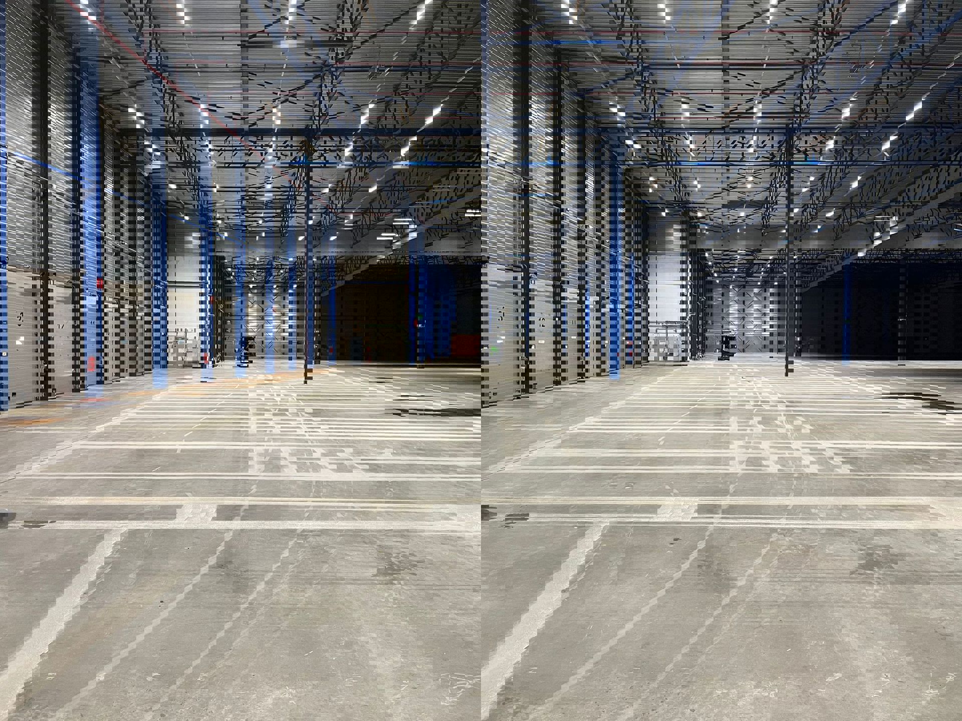 Moderne magazijnen 8.857 m²  met kantoren 476m²  te huur - foto 3