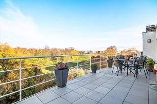 Op een rustige, doodlopende straat in het hart van Boom bevindt zich dit uitzonderlijk ruime en instapklare penthouse-appartement van maar liefst...