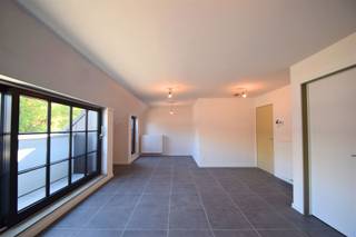 <p><span>TE HUUR: Recent duplexappartement gelegen in het hart van s-Gravenwezel!</span></p><p><span>De inkomhal is voorzien van een gastentoilet. Vanuit hier heeft u toegang tot de ruime en lichtrijke leefruimte met open keuken en aangenaam balkon.<br />Via een vaste trap bereikt u de eerste verdieping, waar zich een slaapkamer en een ingerichte badkamer met inloopdouche en wastafelmeubel bevinden.<br />Daarnaast is er een praktische wasplaats met aansluiting voor wasmachine en droogkast.<br /><br />Bijzonderheden:<br />- Centrale ligging: winkels, horeca en openbaar vervoer op wandelafstand<br />- Huurprijs: 965/maand + 75/maand vaste kosten (TOTAAL: 1.040 euro/maand)<br />- Ondergrondse autostaanplaats (tussen lijnen) inbegrepen<br />- Beschikbaar vanaf 01/01/2027</span></p>