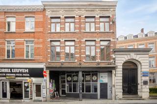 Voormalig café met horecagedeelte van ca. 195 m², kantoor- en woonfunctie en een uitzonderlijke stadstuin van ca. 120 m², gelegen op een gegeerde locatie in het centrum van Leuven.<br /><br />Op zoek naar een pand met karakter, ruimte en bijzonder veel potentieel? Dan is dit pand in de Naamsestraat 35 beslist het ontdekken waard.<br /><br />Het pand is vergund als horeca, kantoor en één zelfstandige woonentiteit en biedt een interessante combinatie van verschillende functies. Aan de straatzijde betreden we het ruime horecagedeelte van ca. 195 m². Via de naastgelegen deur is het kantoor- en woongedeelte bereikbaar, waardoor de verschillende functies praktisch van elkaar kunnen worden gescheiden.<br /><br />Horecagedeelte van ca. 195 m²<br /><br />Het horecagedeelte beschikt aan de voorzijde over een toog met aansluitende stockageruimte en kelderruimte. Achteraan bevindt zich een ruime open ruimte met sanitaire voorzieningen, bestaande uit vier toiletten en één urinoir. Van hieruit is er rechtstreeks toegang tot de uitzonderlijke stadstuin van ca. 120 m². Een bijzonder zeldzame buitenruimte op deze centrale locatie en een absolute troef voor een horecaconcept.<br /><br />Kantoor- en woonfunctie<br /><br />Via de afzonderlijke ingang naast het horecagedeelte bereiken we het kantoor- en woongedeelte, verdeeld over drie verdiepingen. Op de eerste en tweede verdieping bevinden zich momenteel vier kamers, een keuken, een badkamer en een afzonderlijk toilet.<br /><br />De derde verdieping bevindt zich onder het dak en biedt nog mogelijkheden voor verdere afwerking en optimalisatie. Mits de nodige werken kan deze verdieping verder worden ingericht met bijkomende ruimtes, een keuken en badkamer.<br /><br />Het pand dient opgefrist en verder afgewerkt te worden, maar biedt na renovatie bijzonder veel mogelijkheden. De combinatie van een ruime horecaruimte, een afzonderlijk kantoor- en woongedeelte én een uitzonderlijke stadstuin maakt dit tot een uniek pand op de Leuvense vastgoedmarkt.<br /><br />De ligging in de Naamsestraat is bijzonder gegeerd, op wandelafstand van de Grote Markt, Oude Markt, winkels, restaurants, cafés en alle dagelijkse voorzieningen.<br /><br />Een unieke opportuniteit voor ondernemers, investeerders of wie wonen, werken en ondernemen wil combineren.<br /><br />Interesse? Neem contact op met Lotte Thijs via 0474 38 63 93 of lotte@immogve.be.<br /><br /><em>Het pand is vergund als horeca, kantoor en één zelfstandige woonentiteit.</em>