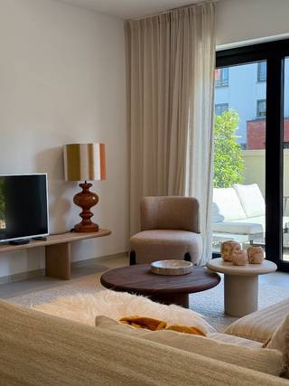 TE HUUR - GENT. Deze prachtige woning combineert ruimte, licht en comfort met een warme, eigentijdse uitstraling. Bij het binnenkomen wordt u verwelkomd in een verzorgde inkomhal met vestiairekast en gastentoilet. De royale leefruimte baadt in het licht en sluit harmonieus aan op de mooi georiënteerde keuken, afgewerkt met kwalitatieve materialen en ontworpen met oog voor zowel esthetiek als gebruiksgemak. Vanuit de leefruimte geniet u van toegang tot het zonnige terras met een prachtig zicht op het water, een unieke plek waar rust en groen centraal staan.<br /><br />Op de eerste verdieping zorgt de lichtrijke nachthal, voorzien van talrijke ingemaakte kasten, voor een aangenaam gevoel van ruimte en functionaliteit. Hier bevinden zich drie volwaardige slaapkamers en een afzonderlijke badkamer met douche. De masterbedroom vormt een echte private suite met dressing en een eigen badkamer met douche. Daarnaast is er op deze verdieping nog een afzonderlijk toilet aanwezig.<br /><br />De woning werd afgewerkt met hoogwaardige en tijdloze materialen die zorgen voor een warme en elegante sfeer doorheen het volledige geheel. Een unieke woonbeleving voor wie op zoek is naar comfort, rust en kwaliteit op een bijzondere ligging aan het water.<br />Unieke troeven: energieneutraal wonen dankzij zonnepanelen, warmtepomp en doorgedreven isolatie. Privézwembad (gedeeld): exclusieve toegang tot een stijlvolle zwemzone voor een frisse duik na het werk of een relaxmoment in het weekend.<br /><br />EPC Bouw label A<br />Huurprijs: € 2.050/maand<br />Algemene kosten: € 150/maand<br />Mogelijkheid tot het bijhuren van een staanplaats aan € 125/maand.