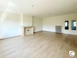 <p><span>Recently renovated 2-bedroom apartment with plenty of natural light in a prime location</span></p><p><span>This apartment in Wilrijk enjoys a fantastic location with numerous shops, schools, and public transportation within biking and walking distance.</span></p><p><span> </span></p><p><span>The apartment has the following layout:</span></p><p><span> </span></p><p><span>Entrance hall:</span></p><p><span>You enter the apartment through the spacious entry hall. The restroom is separate.</span></p><p><span> </span></p><p><span>Living area & kitchen:</span></p><p><span>The living room, with hardwood floors, enjoys plenty of natural light and has direct access to the kitchen. The kitchen is fully equipped and offers every convenience.</span></p><p><span> </span></p><p><span>Bathroom:</span></p><p><span>The bathroom features a spacious walk-in shower and a double sink vanity.</span></p><p><span> </span></p><p><span>Bedrooms:</span></p><p><span>The apartment has 2 spacious bedrooms with hardwood floors, both equipped with built-in closets, and one bedroom opens onto the terrace.</span></p><p><span> </span></p><p><span>Basement:</span></p><p><span>A basement is also included.</span></p><p><span> </span></p><p><span>Rent and availability:</span></p><p><span>- Rent: €1,100.00 / month</span></p><p><span>- Common area fees amount to 145 euros (water usage, elevator maintenance, building maintenance, electricity for common areas)</span></p><p><span>- </span></p><p><span> </span></p>