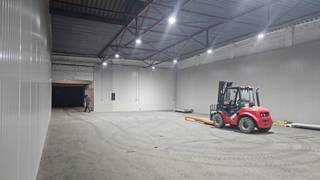 <p>Functional warehouse of approximately 556 sq m located along the Nieuwbrugstraat in Machelen. Excellent location close to Brussels, the ring road (R0) and Zaventem airport.<br /><br />Storage/production space of ±556 sq m<br />Easy access via sectional door<br />Parking and manoeuvring area on site<br />Available immediately<br /><br />Rent: €4,000/month<br />Interested? Contact Structura Business Property at 02.462.32.00 to arrange a viewing.</p>