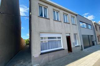Te renoveren woning die op vandaag bestaat uit 2 appartementen waarvan 1 verhuurd en dit op een perceel van 670 m².<br /><br />Er is een renovatieplicht.