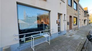 Handels- of kantoorruimte met 2 polyvalente ruimtes op een ideale ligging in het centrum van Loppem.Dit pand met zeer goede visibiliteit is centraal...
