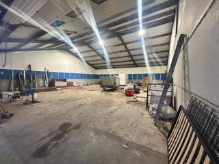 Loods te huur in de waterstraat 39Loods nummer 9 = 255m²  Prijs 600€Automatische poort 3.2m  x 5m (h x b )  * Gepolierde vloer * geïsoleerd dak &amp;...
