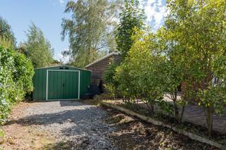 Op een ruim perceel van 1.041 m² aan de Zonhoekstraat 182 in Pelt bevindt zich deze vrijstaande woning met een grote tuin, een bijgebouw en bijzonder veel mogelijkheden. De woning beschikt over een bewoonbare oppervlakte van circa 122 m² (zonder de kelder en de verdieping) en biedt dankzij de ruime, nog verder af te werken zolder interessante uitbreidingsmogelijkheden.<br />De gelijkvloerse verdieping omvat een lichtrijke leefruimte met zit- en eetgedeelte, aansluitend een functionele keuken en een praktische was- en bergruimte. Verder zijn er een ruime slaapkamer, een afzonderlijk bureau dat eveneens als tweede slaapkamer kan worden ingericht en een badkamer met douche en toilet.<br />Via de trappenhal bereikt u de omvangrijke zolderverdieping. Deze bevindt zich momenteel in een onafgewerkte toestand, maar biedt volop ruimte voor het creëren van bijkomende slaapkamers, een hobbyruimte, een thuiskantoor of een royale master bedroom. Hierdoor kan de woning volledig naar eigen smaak en behoeften verder worden afgewerkt.<br />Buiten geniet u van een diepe en groene tuin met veel privacy en ruimte voor ontspanning, spelende kinderen of het aanleggen van een terras. De aanwezige garage/het bijgebouw en het tuinhuis zorgen voor bijkomende opslag- en gebruiksmogelijkheden.<br />De woning wordt centraal verwarmd via een warmtepomp (lucht - water) op vloerverwarming enkel in de keuken, verder wandverwarming en beschikt over EPC-label D met een energiescore van 314 kWh/m² per jaar. Het pand werd oorspronkelijk gebouwd in 1955 en heeft een niet-geïndexeerd kadastraal inkomen van € 708.<br />Het asbestattest vermeldt de woning als niet-asbestveilig. Er werden asbesthoudende leien op het dak en een beperkte toepassing in elektrisch schakelmateriaal vastgesteld. Het volledige attest is beschikbaar ter inzage.<br /><br />Pluspunten:<br /><br />Warmtepomp met vloerverwarming reeds geïnstalleerd<br />Veel mogelijkheden<br />Gelijkvloers zijn de ruimtes al mooi open getrokken en is er veel lichtinval<br />Verdieping: zeer veel mogelijkheden<br />Tuin: ruime tuin aanwezig<br /><br /><br />Bent u op zoek naar een vrijstaande woning op een mooi perceel, waarbij u de verdere inrichting en afwerking volledig zelf kunt bepalen? Dan vormt deze eigendom een uitstekende opportuniteit.<br />Contacteer ons voor meer informatie of een bezichtiging ter plaatse.