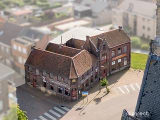Te renoveren handelszaak met woonst. In het centrum van Aartrijke, rechtover de kerk vinden we dit ruim te renoveren handelspand met woongelegenheid terug. En zeer ruime bruikbare vloeroppervlakte zorgt voor mogelijkheden qua herbestemming voor deze gekende horecazaak, met een rijke historiek dat teruggaat tot 1661. Het lager hoekpand, schuin tegenover de ingang van de kerk, omvat op het gelijkvloers een café, woonkamer en keuken. De eerste verdieping omvat een gelagzaal, badkamer en 2 kamers. Het hoger bouwvolume ( taverne en clublokaal.) rechts van het hoekpand omvat op het gelijkvloers een gelagzaal, biljartzaal, dames- en herentoiletten en een berging. De eerste verdieping omvat een extra gelagzaal en 2 bergingen.Het pand is onderhevig aan renovatieplicht, en is vastgesteld bouwkundig erfgoed.Kom de troeven van de pand ontdekken en kom langs.📞 Contacteer Emile voor een bezoek: 0492 08 08 08 – emile@correctvastgoed.be👉 Online schattingstool: https://www.correctvastgoed.be/schatting