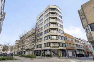Dit verzorgde appartement bevindt zich op de vierde verdieping van de residentie West End, op enkele passen van de Groentemarkt, de winkelstraat, het strand en het station!<br />Het ruime appartement (96 m²) is ingedeeld als volgt:<br />inkomhal met vestiairekast, grote woonkamer, aparte keuken, ruime berging met ingemaakte kast en aansluiting voor wasmachine, apart toilet, badkamer met ligbad en lavabo en 2 volwaardige slaapkamers, waarvan één met ingemaakte kasten.<br />Verder is er nog een private kelder en een gemeenschappelijke afvalberging.<br />Het appartement is asbestvrij en bovendien is de elektrische keuring conform.