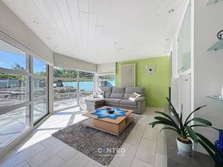 Ruime, onmiddellijk instapklare gezinswoning op 943m² grond met 4 slaapkamers, bureel, inpandige garage + dubbele garage én ZUIDgerichte tuin te Maldegem! Gelijkvloers wonen mogelijk!<br /><br /><strong>INDELING:</strong><br /><u><em><strong>Gelijkvloers:</strong></em></u><br />Royale inkomhal - lichtrijke living (met open haard) - volledig geïnstalleerde open keuken (O.a. met fornuis, dampkap, dubbele spoelbak, heteluchtoven, frigo en vaatwasmachine) - handige wasplaats - ruim en lichtrijk bureel (of extra slaapkamer) - ruime slaapkamer met aansluitende badkamer (O.a. met lavabomeubel, hangtoilet, ligbad én douche) - afzonderlijk gastentoilet (met lavabo) - inpandige garage (met automatische sectionale poort) - ruime oprit - ruim bijgebouw (Dubbele garagebox met automatische sectionale poort met smeerput + zolderruimte) - onderhoudsvriendelijke tuin met visvijver, ZUIDgericht terras én gemetste BBQ!<br /><br /><u><em><strong>Eerste verdieping:</strong></em></u><br />Nachthal - 2 RUIME slaapkamers - 2 extra ruimtes die perfect kunnen omgevormd worden tot extra slaapkamer/extra badkamer.<br /><br /><u><strong>Opmerkingen:</strong></u><br /><span><span><span><span><span><span><span><span><span><span><span><span><span><span><span>- Onmiddellijk instapklaar.<br />- Centraal stofzuigsysteem aanwezig.<br />- Afgewerkt met KWALITATIEVE materialen.</span></span></span></span></span></span></span></span></span></span></span></span></span></span></span><br /><span><span><span><span><span><span><span><span><span><span><span><span><span><span><span>- </span></span></span></span></span></span></span></span></span></span></span></span></span></span></span><span><span><span><span><span><span><span><span><span><span><span><span><span><span><span>Slaapkamer, badkamer en bureel op het gelijkvloers.<br />- </span></span></span></span></span></span></span></span></span></span></span></span></span></span></span><span><span><span><span><span><span><span><span><span><span><span><span><span><span><span>Inpandige garage + extra dubbele garage</span></span></span></span></span></span></span></span></span></span></span></span></span></span></span><br /><br />Deze eigendom blinkt uit in ruimte en veelzijdigheid. De ruime leefvertrekken, talrijke bergruimtes, bureauruimte + extra dubbele garage creëren een woonomgeving waar comfort, werk en hobby's perfect samengaan. <span><span><span><span><span><span><span><span><span><span><span><span><span><span>Zo is er voldoende plaats voor elk gezinslid, hobby’s of een thuiswerkplek. Buiten geniet je van een </span><span>perceel van 943 m²</span><span>, waar rust, privacy en ruimte centraal staan. Naast de inpandige garage is er bovendien een afzonderlijke dubbele garage, ideaal voor meerdere wagens, een hobbyruimte of extra opslag. Zeer geschikte woning voor grote gezinnen en/of mensen met een zelfstandig (bij)beroep! Aarzel zeker niet om ons te contacteren voor een bezoek ter plaatse: 050/70.01.02 - info@centro.be.</span></span></span></span></span></span></span></span></span></span></span></span></span></span>