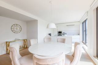 Lichtrijk appartement met royale oppervlakte van 143m² op toplocatie!Schuin tegenover het stadspark van Sint-Niklaas, de gedroomde groene buur voor...