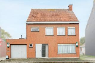 Op een gunstige ligging in Sint-Katharina (Lendelede) vinden we deze ruime woning met heel wat renovatiepotentieel.<br />Met een bewoonbare oppervlakte van maar liefst 171 m² (volgens EPC) en een mooi perceel van 625 m² biedt deze eigendom alle troeven om er een prachtige gezinswoning van te maken.<br />De solide constructie met betongewelven, de aangename ruimtes en de praktische indeling vormen een uitstekende basis voor een geslaagde renovatie.<br />Op het gelijkvloers bevinden zich een inkomhal met gastentoilet, een ruime leefruimte en een keuken. De eerste verdieping omvat drie volwaardige slaapkamers, een berging en een badkamer. Daarnaast biedt de ruime zolder nog heel wat bijkomende mogelijkheden. Ruime garage met wasplaats. Grote troef is de grote afgesloten tuin.<br />Een eigendom met een stevige basis, mooie volumes en vooral bijzonder veel potentieel! Ideaal voor wie op zoek is naar een ruime gezinswoning die volledig naar eigen smaak en wensen kan worden gerenoveerd.<br />Contacteer ons voor een bezoek op 056 35 40 74 of via info@immo-lys.be