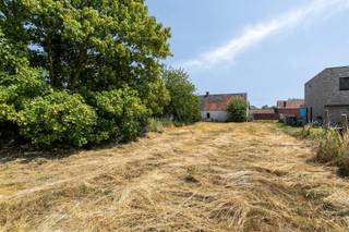 <p><span>Maison/terrain à bâtir unique à rénover sur 3.433 m² au cœur de Zulte ! </span></p><p><span> </span></p><ul><li><span>Situation particulière dans la deuxième zone de construction, avec une maison existante que vous pouvez rénover ou démolir à votre guise</span></li><li><span>Sans entrepreneur - vous choisissez avec qui vous construisez</span></li><li><span>Surface du terrain : 3.433 m²</span></li><li><span>Possibilités de construction : </span><ul><li><span>Construction de plain-pied avec une hauteur de corniche maximale de 4 mètres</span></li><li><span>Choix de la forme du toit : toit à deux pans ou toit plat, dans le cadre des volumes de construction autorisés</span></li><li><span>Obligation de respecter une bande libre de construction de 10 mètres par rapport aux limites de la parcelle</span></li><li><span>Plans autorisés disponibles pour une villa moderne avec annexe</span></li></ul></li><li><span>Situation centrale avec une excellente accessibilité : à quelques minutes des bretelles de l'E17 à Kruisem.</span></li></ul><p><span>Une opportunité exceptionnelle pour ceux qui veulent vivre ou investir paisiblement et stratégiquement.</span></p><p><span>Plus d'infos ou une visite des lieux ? <br />Contactez</span><span>Heritage Vastgoed au 09 227 08 90 ou info@heritagevastgoed.be.</span></p><p><span> </span></p>