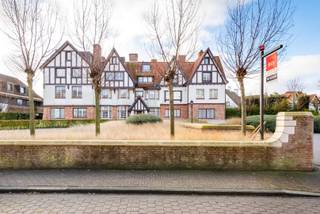 TE HUUR: Gesloten ruime garagebox gelegen op de -2.Zeer gemakkelijk toegankelijk in het Zoute op enkele passen van de zeedijk, het Albertplein en de...