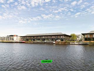 Deze prachtige loft bevindt zich in Loods 23, een hedendaags project uit 2017 in de Dublinstraat te Gent. De centrale ligging zorgt voor een vlotte verbinding met het stadscentrum, terwijl winkels, voorzieningen en tal van gezellige horecazaken in de levendige Muidewijk zich op korte afstand bevinden.<br /><br />De loft is gelegen op de eerste verdieping. Bij het binnenkomen valt meteen de overvloed aan natuurlijk licht op, die de open leefruimte volledig tot zijn recht laat komen. Deze ruimte leent zich perfect als combinatie van woonkamer, eetkamer en keuken. Aansluitend bevindt zich een ruim terras met praktische berging, zonder twijfel één van de absolute troeven van dit pand. De aansluitingen voor een keuken en kookeiland zijn reeds voorzien, waardoor u de inrichting nog volledig naar eigen smaak kan afwerken. Verder beschikt deze verdieping over een gastentoilet en een technische berging.<br /><br />Op de tweede verdieping bevindt zich een polyvalente ruimte, ideaal als bureau, dressing of hobbyruimte. Daarnaast zijn er twee ruime slaapkamers en een badkamer.<br /><br />In de kelderverdieping beschikt u over een extra berging en een privatieve staanplaats, verplicht aan te kopen aan € 45.000.<br /><br />De energiezuinigheid, het open karakter, de grote raampartijen en de vele indelingsmogelijkheden maken van deze loft een unieke woonkans op een toplocatie.<br /><br />Interesse? Contacteer Brent via brent@immofrancois.be voor meer informatie of om een bezoek in te plannen.<br /><br />