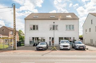 Dit appartement gelegen op de 1ste verdieping maakt deel uit van een appartementsgebouw, waar in totaal 5 appartementen gevestigd zijn. Het...