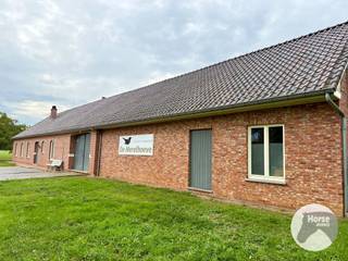 PAAL - Landelijk gelegen langgevelhoeve op 1ha24 (mogelijkheid tot 1ha7)<br /><br />Centraal doch landelijk gelegen te Paal, op enkele kilometers van het knooppunt richting Limburg/Antwerpen/Leuven. <br /><br />Deze hoeve heeft een voorgevel van maar liefst 37m en is momenteel aan de linkerzijde ingericht als een woonhuis en aan de rechterzijde bestaat ze uit een grote inpandige schuur waar tot voor kort het fietscafé 'De Merelhoeve' gevestigd was<br /><br />De hoeve is te renoveren doch werd het schrijnwerk reeds vernieuwd en is het dak in goede staat. Het gaat dus voornamelijk over een totale herinrichting waarbij men tot 1.000m³ mag voorzien als woning. <br /><br />De inpandige schuur is ideaal voor het inrichten van een kantoorruimte, B&amp;B, kangoeroewoning,...<br /><br />Een groot voordeel aan deze eigendom is dat men zowel vanuit de woning als de schuur een mooi open en landelijk zicht heeft op eigen terrein. <br /><br />Er is een mooie grote tuin en er zijn 2 houten stalgebouwen/schuilstallen die aansluiten op een paddock. <br />Aanpalend is er een mooi groot weiland hetgeen tevens ook langs de achterzijde van dat perceel kan bereikt worden.<br /><br />Deze hoeve kan gekocht worden op 1ha24 aan 648.000 euro of 688.000 euro op 1ha7.<br /><br />Ideaal voor wie op zoek is naar hoeve om naar zijn hand te zetten op een centrale locatie met uitzicht op eigen weiland.<br /><br />Neem contact met ons op via 053/60.65.66 en plan een bezoek.