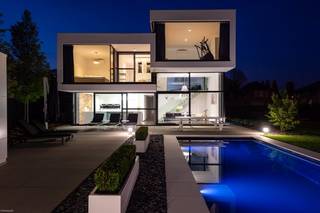 Dit pareltje van speelse moderne architectuur laat je werkelijk wegdromen van de realiteit. Het verwarmde zwembad in combinatie met het...