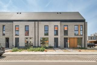 Moderne halfopen <strong><span>energiezuinige woning </span></strong>(<span>271 m²) </span>met 3 slaapkamers, een fietsenberging, autostaanplaats en een tuin met west-oriëntatie. <br />Op het gelijkvloers vind je de inkomhal met apart gastentoilet, leefruimte en keuken. Op de eerste verdieping vind je 3 slpk., een berging, aparte toilet en badkamer. De zolder kan optioneel worden afgewerkt.<br /><br />Meer info? Contacteer ons via 03 808 27 82 of info@matexi.be. Surf naar matexi.be/broechem.<br />