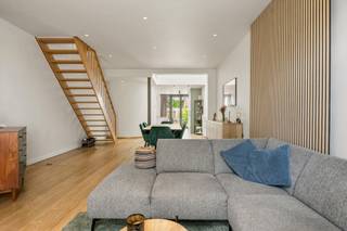 <p>In de rustige Herfstlei in Edegem, een doodlopende straat op een bijzonder centrale locatie, bevindt zich deze verrassend ruime en instapklare woning. Winkels, scholen en het openbaar vervoer liggen vlakbij. Ook de verbindingswegen richting Antwerpen en Brussel zijn vlot bereikbaar.</p>
<p>De woning onderging in 1998 een grondige metamorfose en werd zowel op de gelijkvloerse als op de eerste verdieping uitgebreid. Dankzij de doordachte architectuur, de vide en verschillende lichtkoepels geniet het interieur van een aangename natuurlijke lichtinval en een ruimtelijk gevoel.</p>
<h3>Indeling</h3>
<p>Via de inkomhal komen we in de gezellige woonkamer op parket. Verder bevinden zich op de gelijkvloerse verdieping een apart gastentoilet en een praktische wasruimte.</p>
<p>Achteraan ligt de ruime open keuken met eetplaats. De keuken is uitgerust met alle hedendaags comfort. Toestellen zijn recent vernieuwd.</p>
<p>De aangelegde tuin beschikt over een aangenaam terras met zonwering. Achteraan bevindt zich een uitzonderlijk ruime garage van maar liefst 35 m². De garage is volledig betegeld, voorzien van elektriciteit en gemakkelijk bereikbaar via een servitudeweg.</p>
<p>Op de eerste verdieping treffen we drie volwaardige slaapkamers van respectievelijk circa 12 m², 13 m² en 16 m². Drie lichtkoepels zorgen voor extra daglicht in de nachthal. De badkamer is ingericht met een ligbad, een badkamermeubel en een tweede toilet.</p>
<p>Op de eerste verdieping is bovendien een koudwaterkraan en afvoer voorzien, waardoor hier eveneens een wasmachine kan worden aangesloten.</p>
<p>Daarnaast beschikt de woning over een praktische bergzolder en een droge kelder van circa 20 m² met een hoogte van ongeveer 1,70 meter. In de kelder werd ventilatie geplaatst.</p>
<h3>Bijzonderheden</h3>
<ul>
<li>
<p>Rustige ligging in een doodlopende straat</p>
</li>
<li>
<p>Centrale ligging nabij winkels, scholen en openbaar vervoer</p>
</li>
<li>
<p>Grondige uitbreiding en renovatie uitgevoerd in 1998</p>
</li>
<li>
<p>Drie ruime slaapkamers</p>
</li>
<li>
<p>Conforme elektrische installatie</p>
</li>
<li>
<p>Dak volledig vernieuwd en geïsoleerd in 2025</p>
</li>
<li>
<p>Automatische lichtkoepel op zonne-energie</p>
</li>
<li>
<p>Koelkast en diepvriezer vernieuwd in 2024</p>
</li>
<li>
<p>Nieuwe vaatwasser geplaatst in 2026</p>
</li>
<li>
<p>Verwarmingsinstallatie van 2010</p>
</li>
<li>
<p>Extra aansluiting voor een wasmachine op de eerste verdieping</p>
</li>
<li>
<p>Binnengevelisolatie aan de straatzijde</p>
</li>
<li>
<p>10 cm vloerisolatie in de hoofdslaapkamer</p>
</li>
<li>
<p>Aangelegde tuin met terras en zonwering</p>
</li>
<li>
<p>Grote, betegelde garage van circa 35 m², voorzien van elektriciteit</p>
</li>
<li>
<p>Bergzolder en droge kelder van circa 20 m²</p>
</li>
<li>
<p>Ventilatie in de kelder</p>
</li>
</ul>
<p><strong>EPC: 209 kWh/m² per jaar</strong></p>
<p>Een ideale woning voor wie op zoek is naar ruimte, comfort en een rustige ligging in het centrum van Edegem.</p>