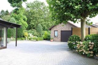 Deze zeer verzorgde woning is zeer gunstig en centraal gelegen, vlakbij het centrum met winkels (Delhaize, Aldi) en horeca. Ze leent zich perfect tot gelijkvloers wonen want er is een badkamer en een slaapkamer op het gelijkvloers. Op de verdieping zijn er 2 ruime kamers, die perfect kunnen dienen als polyvalente ruimte, slaapkamers, of als een soort kangoeroewoonst: ouders beneden bv en kinderen / jeugd / adolescenten boven : ), voor logés, als hobbyruimte. Op de verdieping is een toiletruimte met lavabo voorzien; hier kan een extra badkamer van gemaakt worden. Verder nog de ruime sfeervolle woonkamer op parketvloer en met mooie sierschouw, lichte moderne keuken, en grote veranda met zicht op de tuin. Badkamer met recente inloopdouche, toilet en badkamermeubel. Ruime sfeervolle woonkamer op parketvloer, en mooie sierschouw. Bijkeuken / wasplaats met verschillende inbouwkasten. Verder nog een handige voorraadberging naast de keuken. De tuin is onderhoudsvriendelijk aangelegd en heeft een privaat karakter. Ruim parkeergelegenheid op het terrein. Grote vrijstaande garage. Echt een woning met heel veel mogelijkheden, en waar je tot op latere leeftijd in kan blijven wonen owv de faciliteiten op het gelijkvloers. Niet gelegen in een overstromingsgebied. P-score:C - G-score: A - Geen erfgoed.