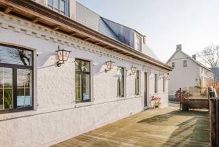 Situation – Établissement horeca à vendre au cœur des Ardennes flamandes<br /><br />Découvrez cet établissement unique dans la région touristique et verdoyante des Ardennes flamandes. Grâce à son emplacement central dans une région prisée des cyclistes et des randonneurs, ce bâtiment attire aussi bien les clients locaux que les touristes. Il bénéficie d'une excellente visibilité, d'un accès facile et d'un grand parking privé, idéal pour les familles, les groupes ou les visiteurs de passage. En bref : un emplacement de choix pour ceux qui souhaitent démarrer ou poursuivre une activité hôtelière prospère.<br /><br />Le bâtiment – Prêt à emménager, rénové et entièrement équipé<br /><br />Ce magnifique établissement hôtelier rénové a été fini dans les moindres détails avec des matériaux de qualité. Le charmant café-restaurant avec bar respire la chaleur et l'authenticité et est entièrement prêt à emménager pour une exploitation professionnelle.<br /><br />L'établissement dispose d'une cuisine professionnelle entièrement équipée, y compris une arrière-cuisine/débarras. La cuisine complète et son contenu peuvent être repris pour 200 000 €.<br /><br />En outre, ce bâtiment offre :<br /><br />Une terrasse spacieuse et agréablement aménagée<br />Un joli jardin avec une tour de jeux – idéal pour les familles<br />Un grand parking privé<br />Possibilité d'habiter au-dessus de l'établissement<br /><br />Il ne s'agit pas d'un simple bâtiment, mais d'un établissement entièrement rénové, comprenant entre autres:<br /><br />Toiture neuve<br />Électricité rénovée<br />Double vitrage<br />Chauffage central<br /><br />Ici, vous pouvez vous lancer sans stress de rénovation et vous mettre immédiatement au travail.<br /><br />Vous recherchez un établissement horeca à vendre dans les Ardennes flamandes, prêt à emménager, avec des finitions de qualité et un emplacement commercial idéal ? Alors ce bien est une opportunité à saisir.<br /><br />Parfait pour ceux qui rêvent d'un établissement horeca, d'un concept de location, d'un bar à manger, d'une taverne, d'une brasserie ou d'un café-restaurant.<br /><br />Pour plus d'informations et/ou une visite, appelez Gwen Moerman au 0472/62.03.60.